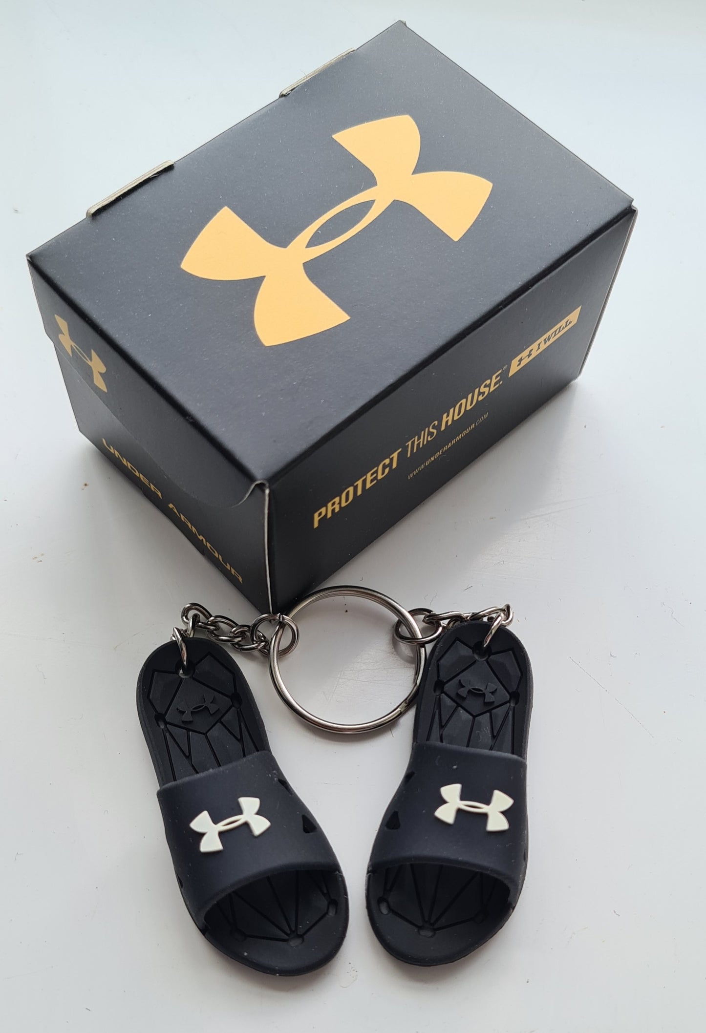 1 x UNDER ARMOUR Black/White MINI SLIDERS KEYRING WITH SHOE BOX