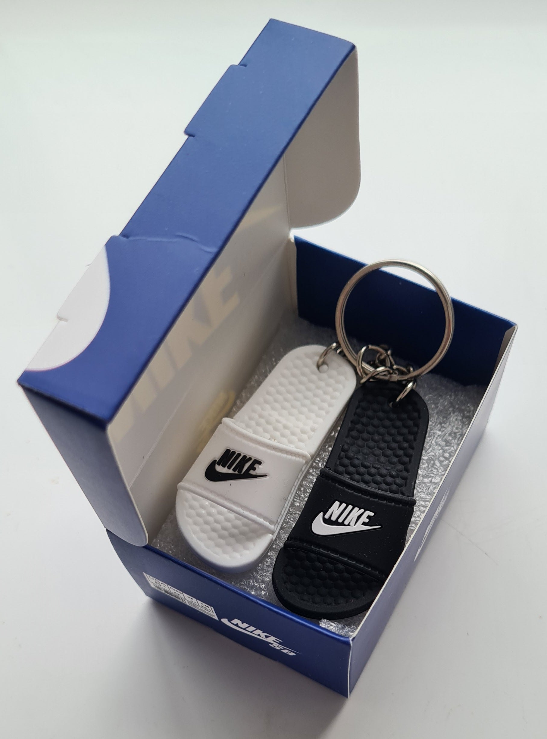 1 x NIKE Black White MINI SLIDERS KEYRING WITH SHOE BOX Valley Gifts